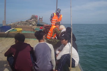 Ngư dân được ứng cứu kịp thờ sau vụ tai nạn.
