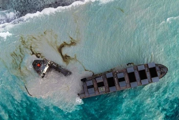 Một bức ảnh từ trên không được chụp vào Chủ nhật, 16-8 cho thấy tàu đã mắc cạn và vỡ thành hai phần. Ảnh: Getty Images.