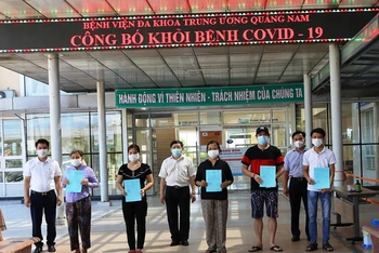 Bệnh viện đa khoa T.Ư Quảng Nam trao giấy xuất viện cho năm BN Covid-19.