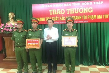 Chủ tịch UBND tỉnh Đồng Tháp Nguyễn Văn Dương khen thưởng Công an huyện Tân Hồng.