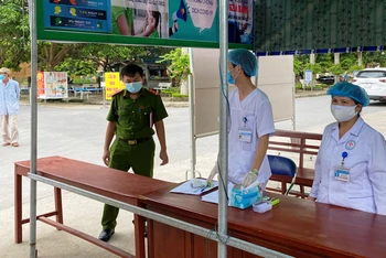 Công an cùng cán bộ, nhân viên y tế huyện Quảng Xương tổ chức hoạt động kiểm soát dịch tễ.