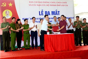 Ký cam kết thực hiện tiêu chí mô hình “Khu dân cư liên kết an toàn phòng cháy, chữa cháy” ở khu dân cư Châu Úy, phường Nam Cường, TP Lào Cai.