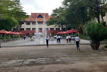 Học sinh Trường tiểu học, trung học cơ sở Nguyễn Khuyến trong giờ ra chơi vào chiều 18-8.