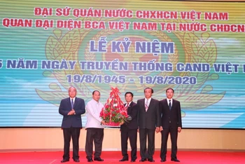 Bộ trưởng Công an Lào Vilay Lakhamphong tặng lẵng hoa tươi thắm cho lãnh đạo Cơ quan đại diện Bộ Công an Việt Nam tại Lào.
