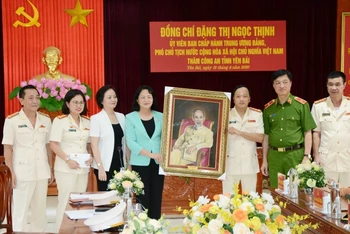Phó Chủ tịch nước Đặng Thị Ngọc Thịnh tặng quà Công an tỉnh Yên Bái.