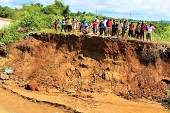 Nhiều tuyến đường giao thông ở xã Ea R’bin, huyện Lắk bị nước lũ cuốn trôi, hàng trăm hộ dân bị cô lập.