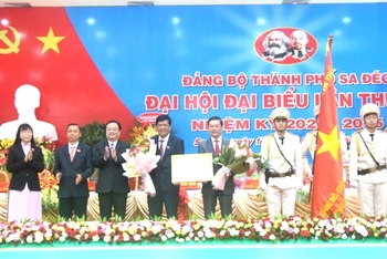 Bí thư Tỉnh ủy Đồng Tháp Lê Minh Hoan (thứ ba từ trái sang) trao Huân chương Độc lập hạng Nhì cho Đảng bộ, chính quyền và nhân dân TP Sa Đéc.