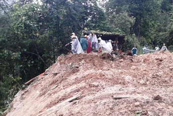 Sạt lở đất vùi lấp nhà ở của người dân ở xã Bản Hồ, thị xã Sa Pa, sáng 19-8.