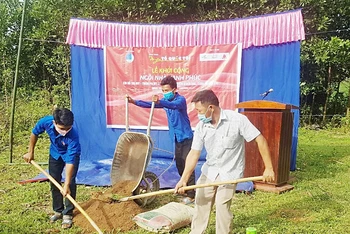 Lễ khởi công công trình “Ngôi nhà hạnh phúc” tặng em Hồ Thị My, học sinh lớp 3A Trường tiểu học Tà Long (xã Tà Long, huyện Đa Krông, tỉnh Quảng Trị).