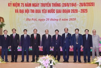 Thủ tướng Nguyễn Xuân Phúc, Chủ tịch Hội đồng Thi đua - Khen thưởng Trung ương và các đại biểu.