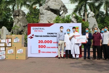 Đại diện Tập đoàn Central Retail (bên phải) trao bảng tượng trưng ủng hộ tỉnh Hải Dương.