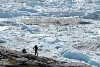 Du khách trên dải băng Greenland. (Ảnh: Getty Images)