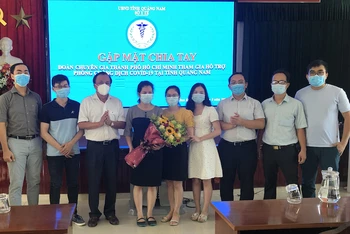 Lãnh đạo Sở Y tế Quảng Nam tặng hoa, cảm ơn Đoàn chuyên gia TP Hồ Chí Minh.
