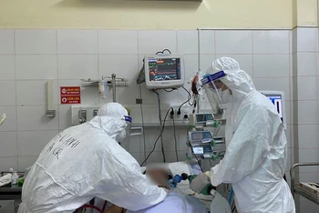 Các bác sĩ Bệnh viện Chợ Rẫy hỗ trợ điều trị tại tâm dịch Đà Nẵng.