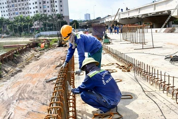Thi công tuyến đường Vành đai 3 đi thấp qua hồ Linh Đàm - dự án đầu tư công trọng điểm của TP Hà Nội. Đơn vị thi công phấn đấu hoàn thành công trình trong tháng 10-2020.