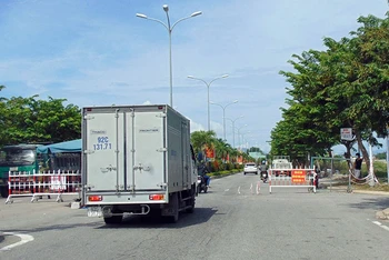Tuyến phố chính của thị trấn Ái Nghĩa (huyện Đại Lộc) trước giờ kết thúc thực hiện cách ly xã hội .