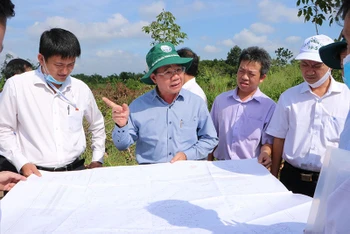 Lãnh đạo UBND tỉnh Đồng Nai kiểm tra tiến độ giải phóng mặt bằng tại huyện Thống Nhất.