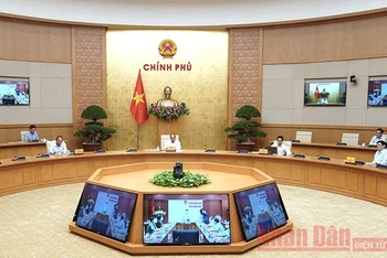 Thủ tướng Nguyễn Xuân Phúc chủ trì họp về ứng phó dịch Covid-19 chiều 21-8 (Ảnh: TRẦN HẢI)
