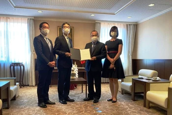 Ông Takayoshi Futae, Thành viên HĐQT kiêm GĐ Điều hành cao cấp, kiêm TGĐ Khối Khách hàng Doanh nghiệp toàn cầu MUFG Bank (thứ 2 từ trái sang) trao tượng trưng số tiền 100 triệu yên Nhật cho ông Vũ Hồng Nam, Đại sứ Đặc mệnh Toàn quyền Việt Nam tại Nhật Bản.