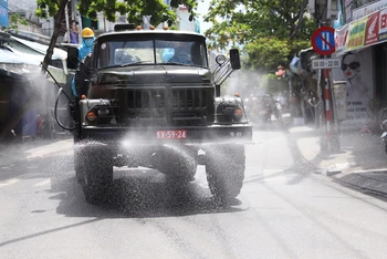 Lực lượng chức năng tiến hành phun khử khuẩn các khu vực trọng điểm trên địa bàn quận Thanh Khê, thành phố Đà Nẵng, chiều 22-8.