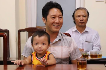 Cháu Nguyễn Cao Gia Bảo được các lực lượng chức năng trao về với gia đình an toàn.