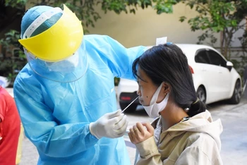 Lực lượng kiểm dịch y tế Đà Nẵng lấy mẫu xét nghiệm SARS-CoV-2 cho người dân. (Ảnh minh họa)