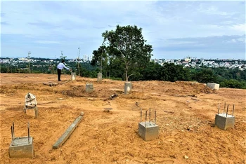 Một công trình xây dựng trái phép trong khu vực quy hoạch đất rừng cảnh quan nằm tại tổ dân phố 7 và buôn Kô Siêr, phường Tân Lập vẫn còn các trụ bê-tông. 