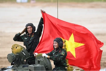 Các chiến sĩ tự hào giương cao Quốc kỳ Việt Nam sau khi hoàn thành xuất sắc bài thi. Ảnh: TRỌNG HẢI/Báo QĐND.