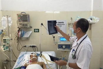 PGS, TS Đỗ Duy Cường thăm khám cho bệnh nhân điều trị tại Trung tâm bệnh nhiệt đới.