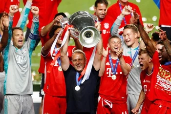 Hansi Flick giành cú ăn ba chỉ sau 10 tháng dẫn dắt Bayern.