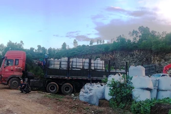 Ô-tô chở chất thải đang xuống tải ở thị trấn huyện Nông Cống bị tạm dừng.
