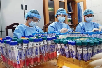 Xét nghiệm virus SARS-CoV-2 tại Trung tâm Kiểm soát bệnh tật Đà Nẵng.