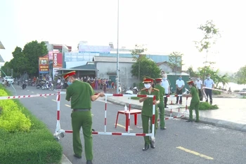 Lực lượng chức năng thực hiện tháo dỡ cách ly sau hoàn thành thời gian cách ly tại tổ dân phố Đình Tràng