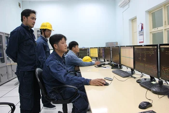 Kỹ sư, công nhân Tổng công ty Điện lực TP Hồ Chí Minh trực vận hành bảo đảm điện được cung cấp ổn định dịp Lễ 2-9 .