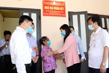 Chủ tịch Ủy ban MTTQ Việt Nam TP Hà Nội Nguyễn Lan Hương chúc mừng bà Dư Thị Phúc khánh thành nhà Đại đoàn kết.