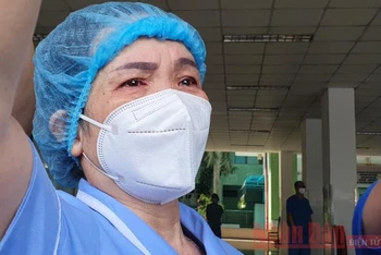 Một nhân viên của Bệnh viện Đà Nẵng bật khóc sau khi bệnh viện được dỡ bỏ cách ly