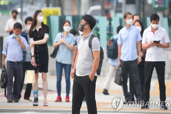 Người dân tại Seoul phải đeo khẩu trang khi đến nơi công cộng. (Ảnh: Yonhap)
