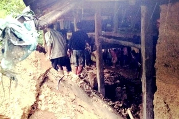 Bức tường nhà bằng đất bị ngấm nước đổ sập, khiến một người dân tử vong, ở xã Hoàng Thu Phố (Bắc Hà - Lào Cai), sáng 25-8.