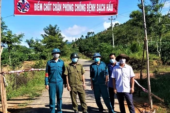 Các lực lượng chức năng ở xã vùng sâu Cư Pui, huyện Krông Bông, địa phương có dịch bạch hầu bùng phát mạnh nhất tỉnh Đắk Lắk hiện nay lập chốt chặn phòng, chống dịch bạch hầu.