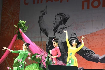 Tiết mục biểu diễn “Sen” của nghệ sĩ Hoàng Hồng Ngọc nhận được sự cổ vũ nhiệt tình của khán giả tại Liên hoan văn hóa các dân tộc “Tình bạn không biên giới”. Ảnh: TRỌNG HẢI/Báo QĐND