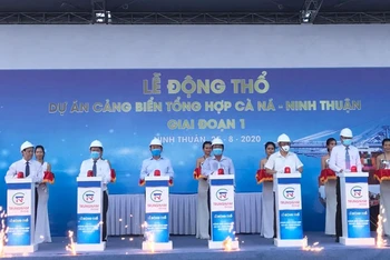 Lãnh đạo tỉnh Ninh Thuận, chủ đầu tư và nhà thầu nhấn nút động thổ dự án.
