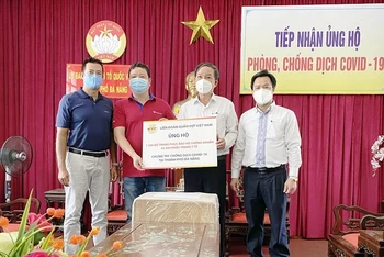 Đại diện VTF trao tặng vật tư y tế hỗ trợ Đà Nẵng phòng, chống dịch.
