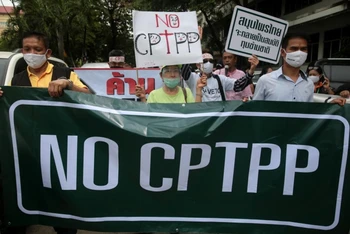 Các nhóm dân sự ở Thái Lan biểu tình phản đối kế hoạch gia nhập Hiệp định CPTPP của Chính phủ nước này hôm 14-7. (Ảnh: Bangkok Post)