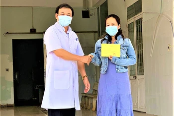 Tiến sĩ, bác sĩ Châu Đương, Giám đốc Bệnh viện Lao và bệnh phổi tỉnh Đắk Lắk trao giấy ra viện cho bệnh nhân 601.