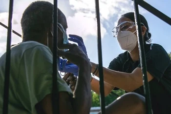 Nhân viên y tế cung cấp oxy cho một bệnh nhân ở Houston, Texas, Mỹ vào ngày 14-8. Ảnh: Getty Images.