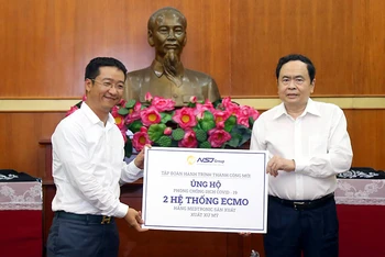 Chủ tịch UBTƯ MTTQ Việt Nam Trần Thanh Mẫn tiếp nhận ủng hộ từ NSJ Group. Ảnh: Kỳ Anh.