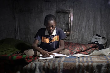 Bé trai (11 tuổi, sống tại Nairobi, Kenya) không thể học trực tuyến do gia đình không có điện thoại di động. (Ảnh: UNICEF)
