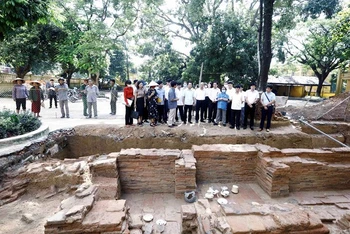 Các nhà khoa học nghe báo cáo kết quả khai quật khảo cổ học tại Gia Thủy.