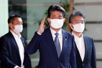 Thủ tướng Abe tại trụ sở văn phòng của ông, ngày 28-8. (Ảnh: Reuters)