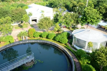 Nhà máy xử lý nước thải thành phố Lào Cai, được xây dựng từ nguồn vốn ODA, có công suất xử lý 4.300 m3 nước thải/ngày đêm.
